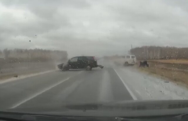 «Занесло на встречную полосу»: два автомобиля столкнулись под Омском