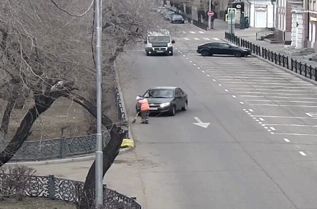 В Улан-Удэ автомобиль сбил женщину-дворника