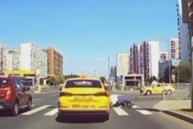 Самокатчик едва не погиб под колесами такси на Боровском шоссе 