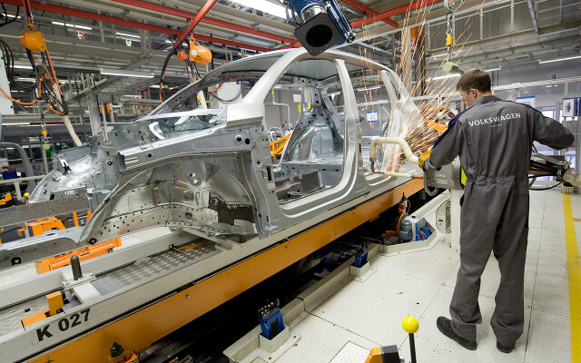 Автозаводы Volkswagen, Peugeot-Citroen и Volvo возобновят работу в конце этого года 