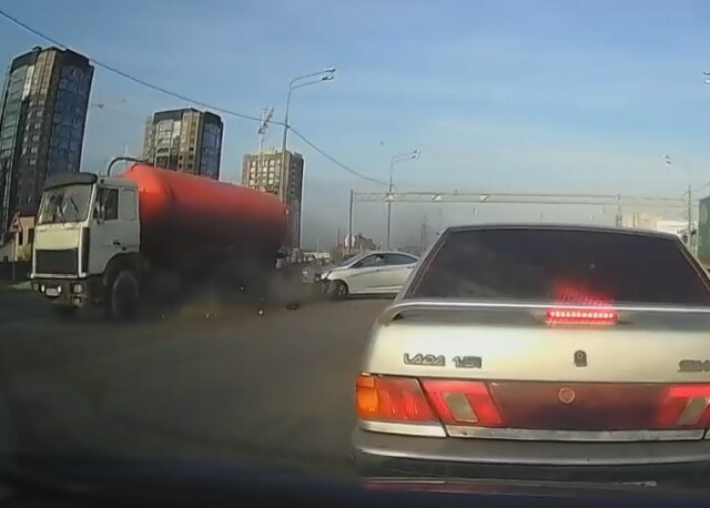 В Воронеже водитель легковушки пытался повернуть налево и столкнулся с грузовиком