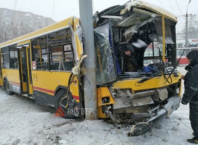 В Ижевске автобус врезался в столб. ВИДЕО 