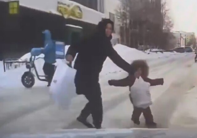 Легковой автомобиль сбил женщину с ребёнком на улице Мельникова в Екатеринбурге