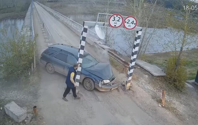 ДТП в Усть-Куте: легковой автомобиль не смог проехать сквозь габаритные ворота  