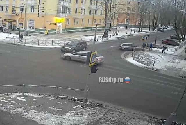 В Северодвинске в результате ДТП иномарка сбила пешехода. ВИДЕО