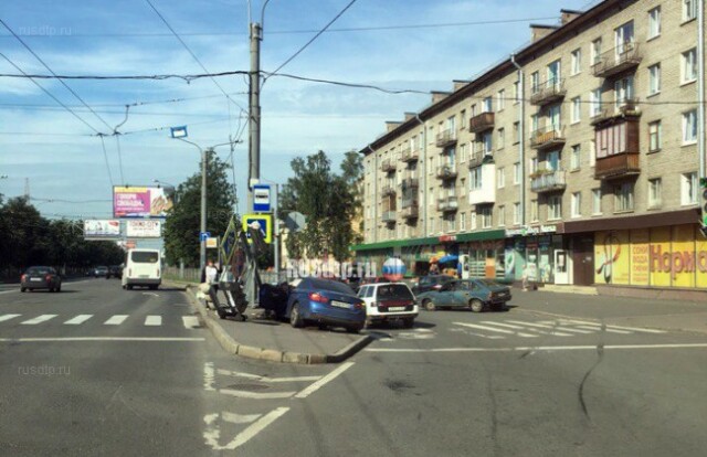 «БМВ» и «Москвич» столкнулись на Ланском шоссе в Санкт-Петербурге 