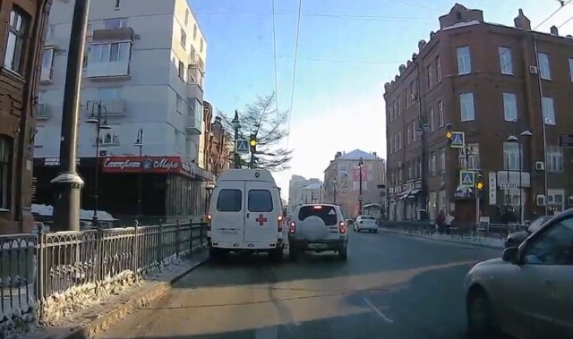 Авария в Омске: водитель «Нивы» перестраивался в левую полосу и не заметил скорую помощь