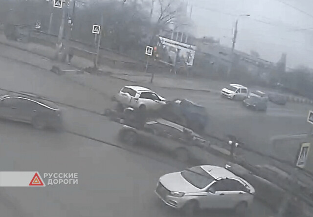 Два автомобиля столкнулись на перекрестке в Волгограде