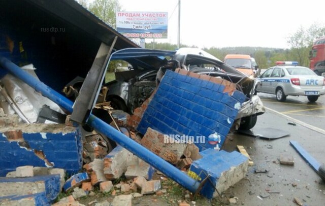 Автомобиль снёс остановку в Иркутской области. Двое погибли 