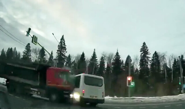 «Проехал на красный»: двое стали жертвами ДТП с участием маршрутки и грузовика в Подмосковье 