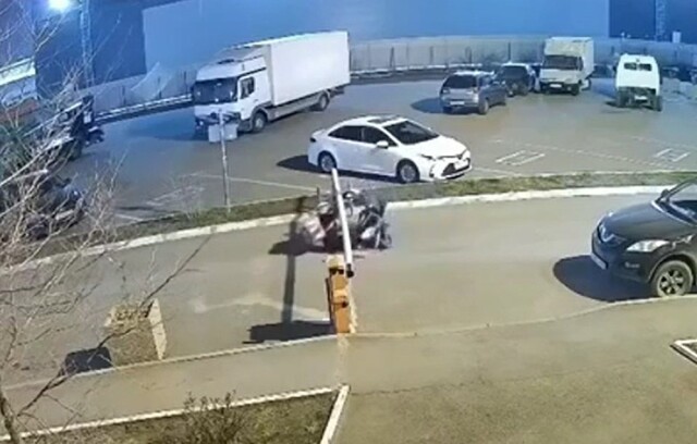 В Краснодаре курьер на мопеде решил проверить на прочность шлагбаум 