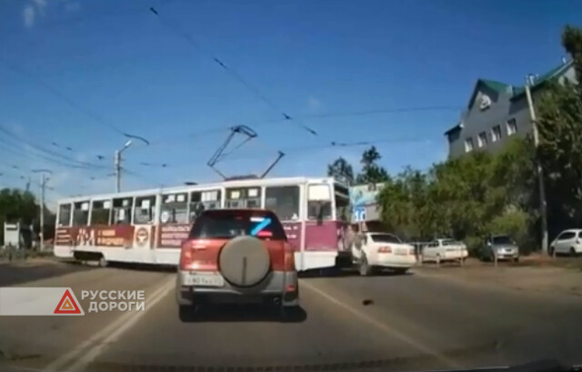 В Улан-Удэ легковой автомобиль столкнулся с трамваем