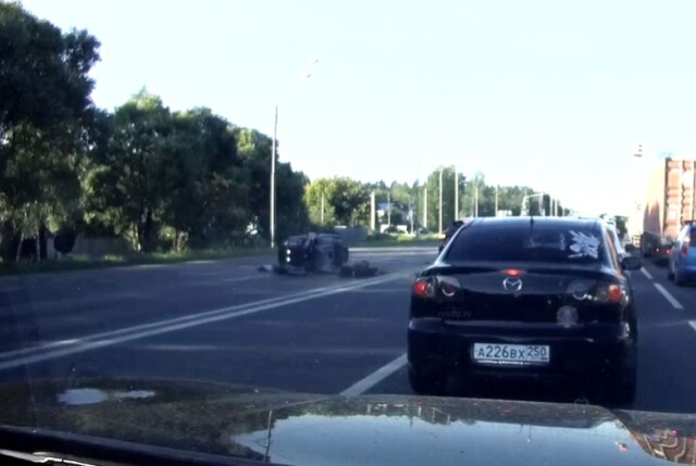 Квадроцикл под управлением подростка врезался в автомобиль и перевернулся на Киевском шоссе в Подмосковье 