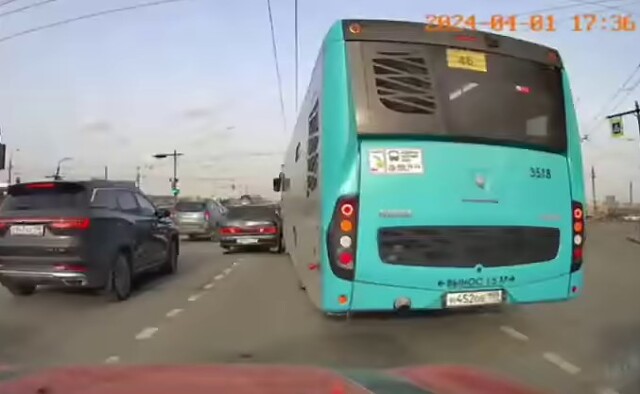 Легковой автомобиль и автобус не поделили полосу в Санкт-Петербурге 