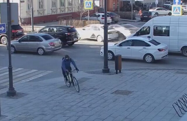 Два автомобиля столкнулись на перекрестке в Тюмени 