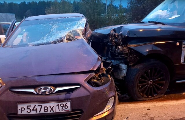 В Екатеринбурге водитель с кем-то поссорился по телефону, нажал на газ и погиб в ДТП