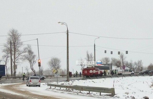 Пассажирский автобус столкнулся с фурой на трассе М-1 в Смоленской области 