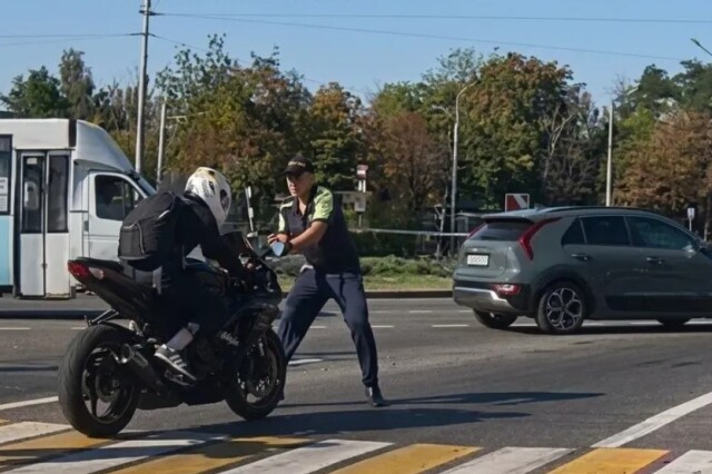 В Донецке мотоциклист сбил инспектора ДПС и скрылся