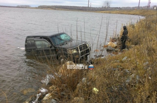 Внедорожник с двумя женщинами упал в озеро на Чуйском тракте 