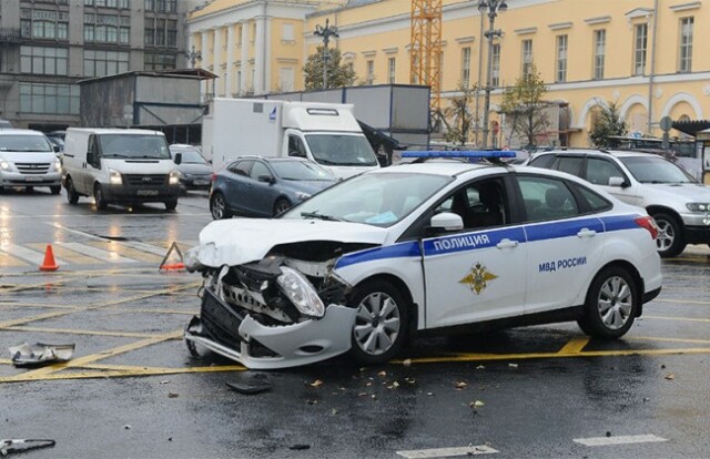В Москве автомобиль полиции столкнулся с правительственной иномаркой 
