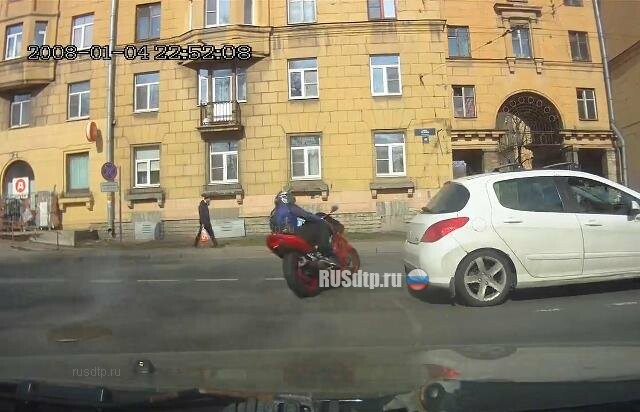 Легковой автомобиль и байк столкнулись на улице Седова в Петербурге