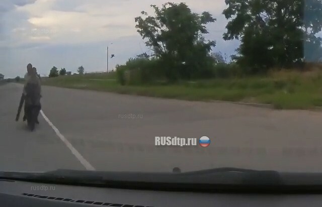 В Волгодонске подростки на скутере врезались в автомобиль