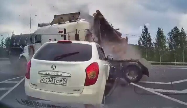 Видеорегистратор запечатлел момент массового ДТП под Петербургом