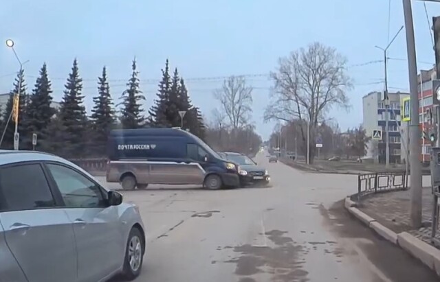 «Посылка задерживается»: в Башкирии фургон Почты России врезался в легковой автомобиль