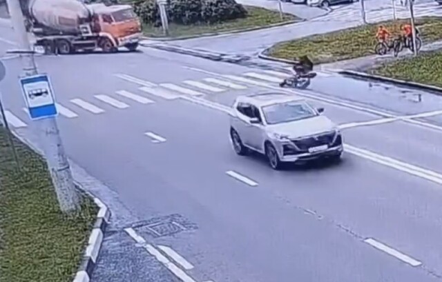 Мотоциклист попал под колеса грузовика в Чебоксарах