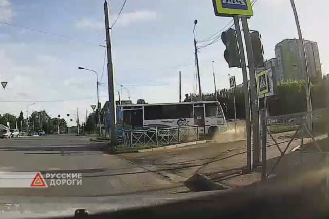 В Омске автобус снёс светофор