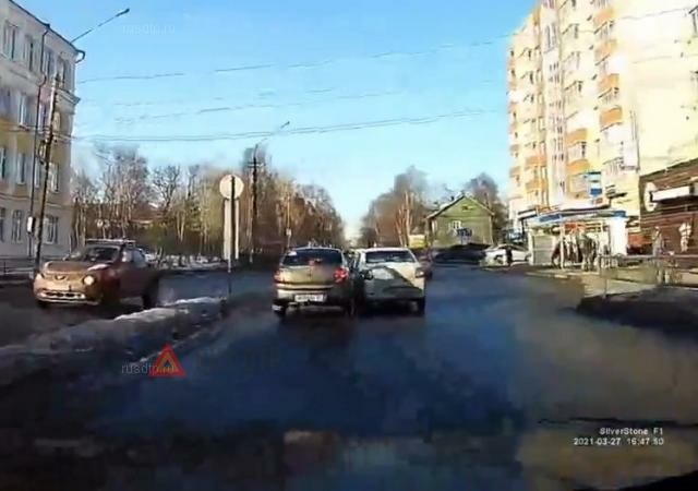 «Лада Гранта» и Renault Logan столкнулись в Архангельске
