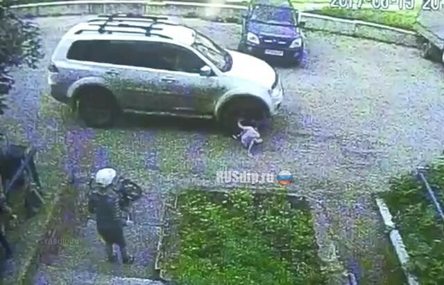 6-летний мальчик попал под машину во дворе своего дома