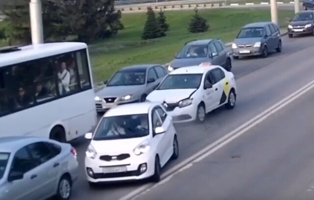 В Белгороде таксист отвлекся от дороги и попал в ДТП 
