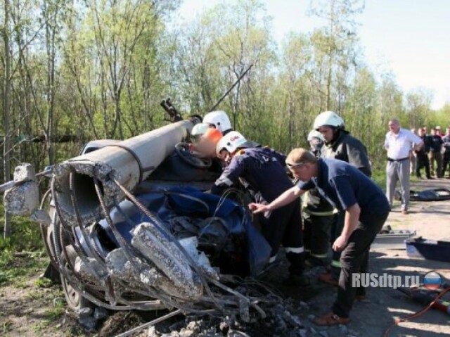 В Архангельске таксист на «Волге» завалил столб 