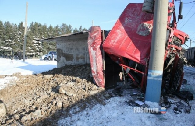 Под Екатеринбургом пьяный водитель грузовика протаранил поезд 