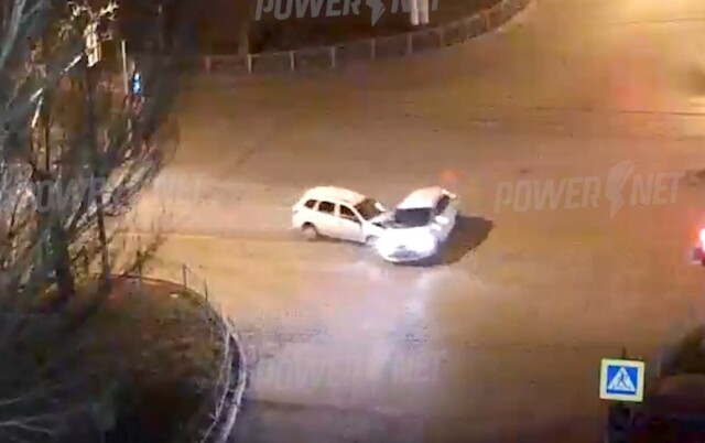 Два автомобиля столкнулись на перекрестке в Волжском 