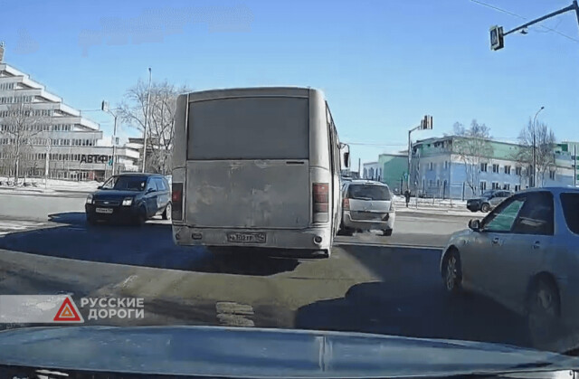 В Новосибирске водитель автобуса хотел повернуть направо и столкнулся с легковым автомобилем