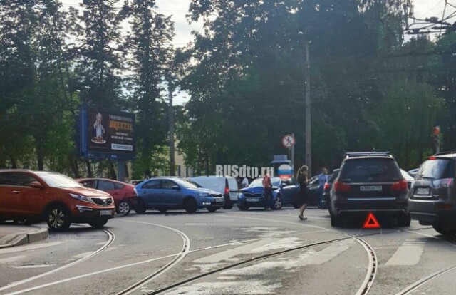 В Петербурге водитель автобуса протаранил 10 машин из-за несвежего винегрета 