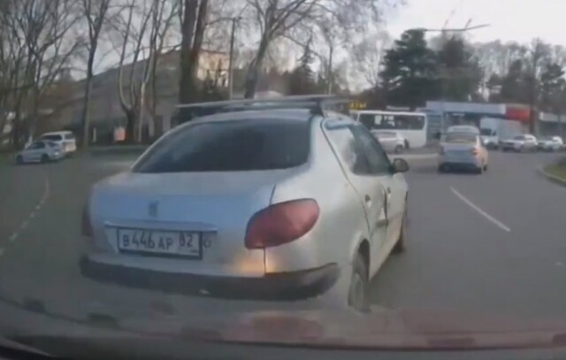 «Ехал и никого не трогал»: два авто столкнулись на Куйбышевском кольце в Симферополе 