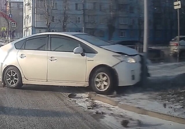В Красноярске пьяный водитель «Приуса» не вписался в поворот и врезался в столб