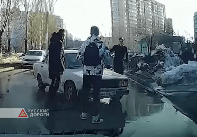 В Тольятти парень бросился под машину