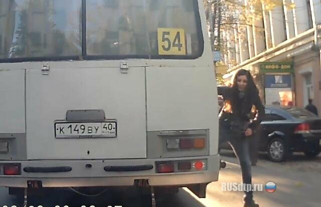 Автобус протащил девушку по асфальту