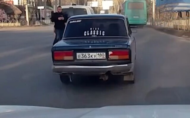 В Макеевке подросток на «Жигулях» въехал в иномарку и скрылся