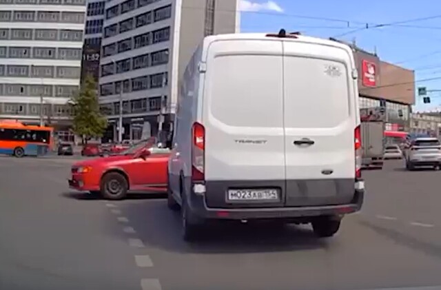Фургон и универсал не поделили дорогу на площади Калинина в Новосибирске