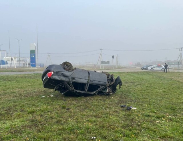 «Не вписался в поворот в тумане»: «Лада» с молодыми людьми перевернулась на Кубани 