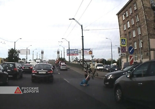 Велосипед и автомобиль столкнулись в Петербурге
