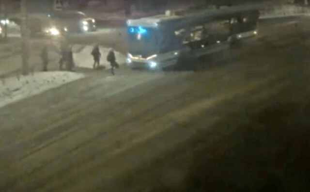 В Омске троллейбус проехал на красный и сбил школьника 