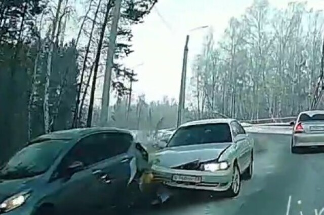 ДТП под Иркутском: водитель седана не успел затормозить и въехал в хетчбэк