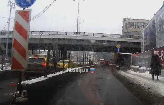Две машины такси столкнулись на Раушской набережной в Москве