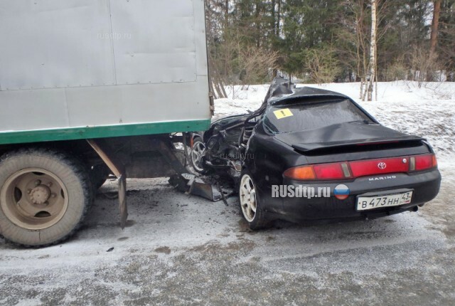 Под Кирово-Чепецком студент на «Тойоте» врезался в стоящий грузовик 